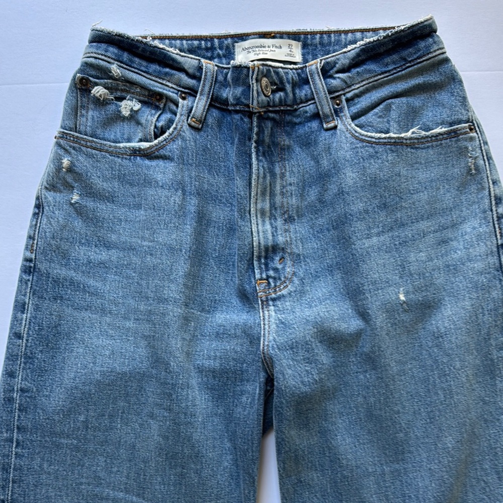 Abercrombie & Fitch High-Rise Straight Leg Jeans - Light Blue Denim - SHORT - Picture 2 of 8
